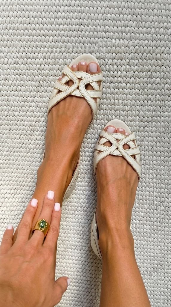 Sandalias planas color crema punta abierta