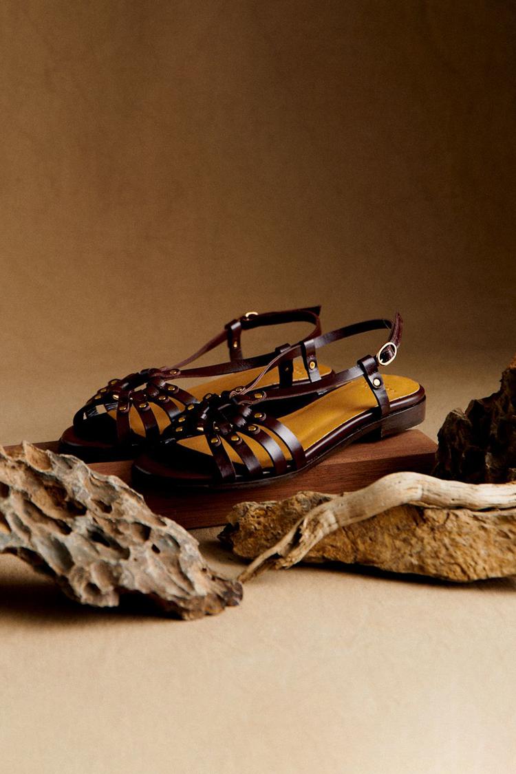 Sandalias tachuelas metálicas y aberturas en marrón oscuro