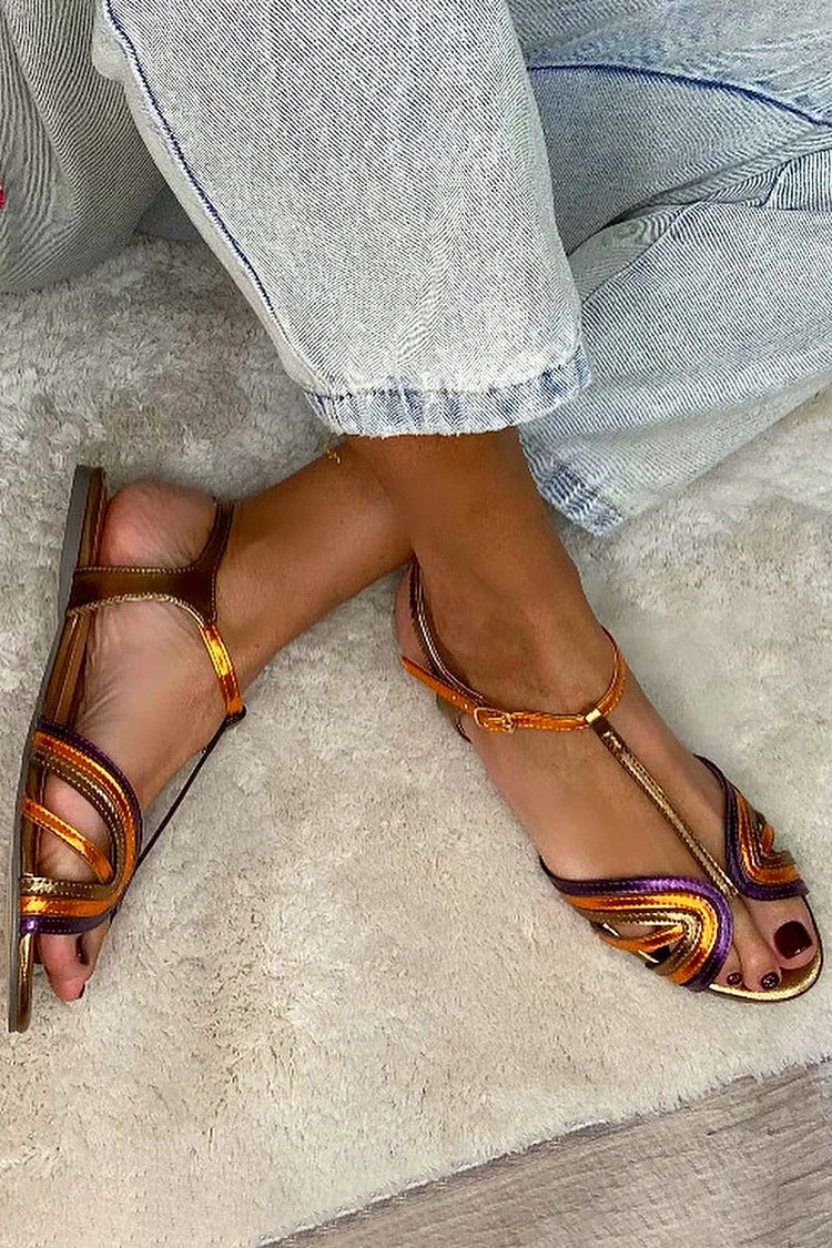 Sandalias doradas con hebilla y tira multicolor