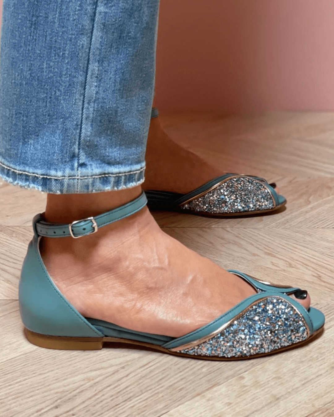 SANDALE BASSE AVEC DÉTAILS ÉCLATANTS