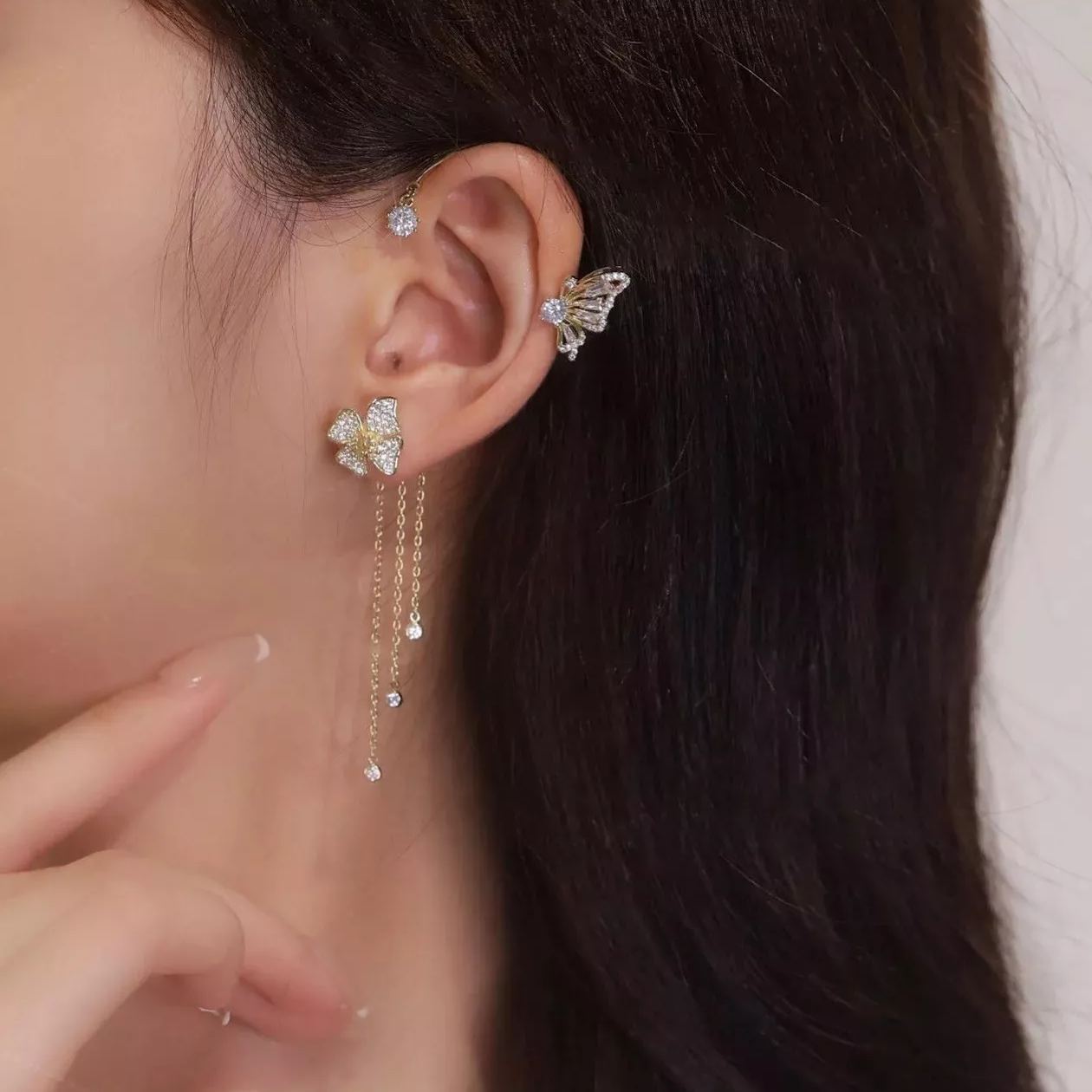 Pendientes sencillos con mariposas y flores