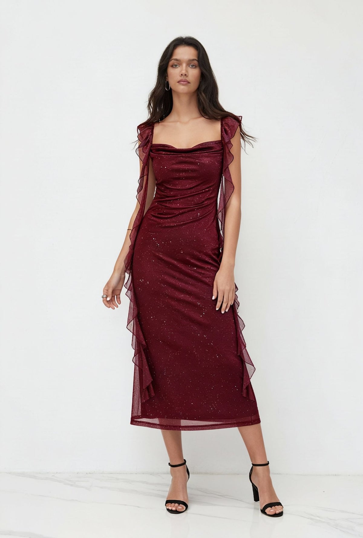 Vestido largo con cuello vuelto y volantes