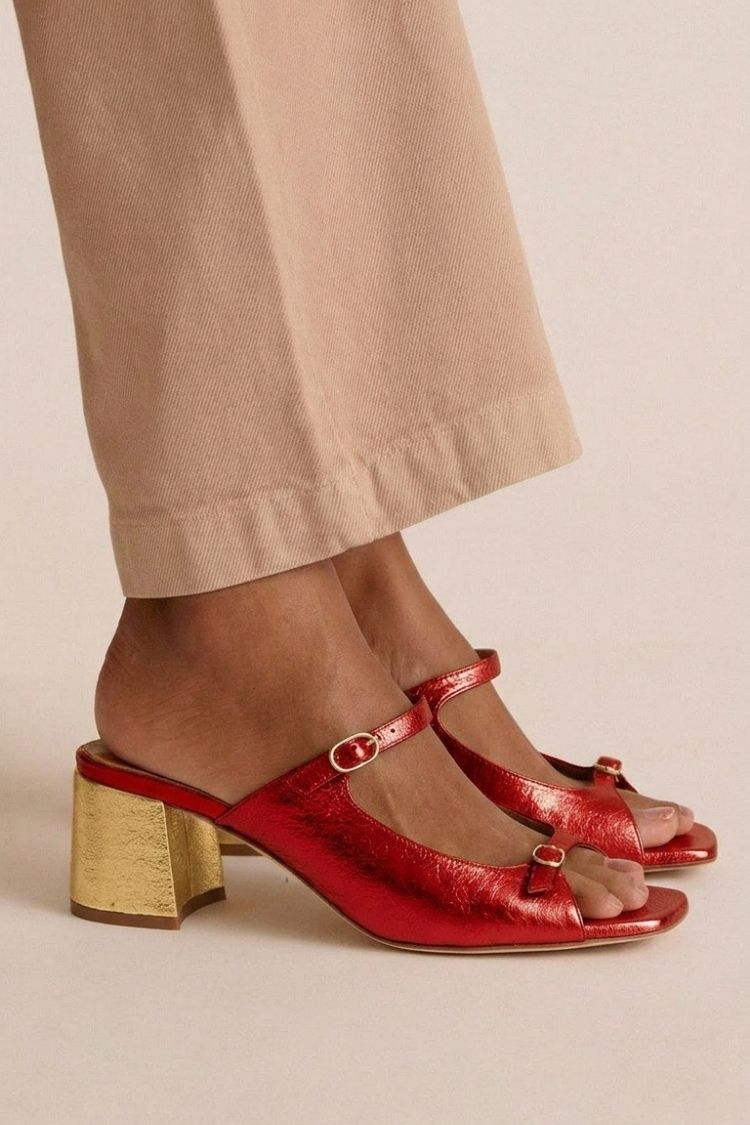 Tacones gruesos con tira trasera y puntera en bloques