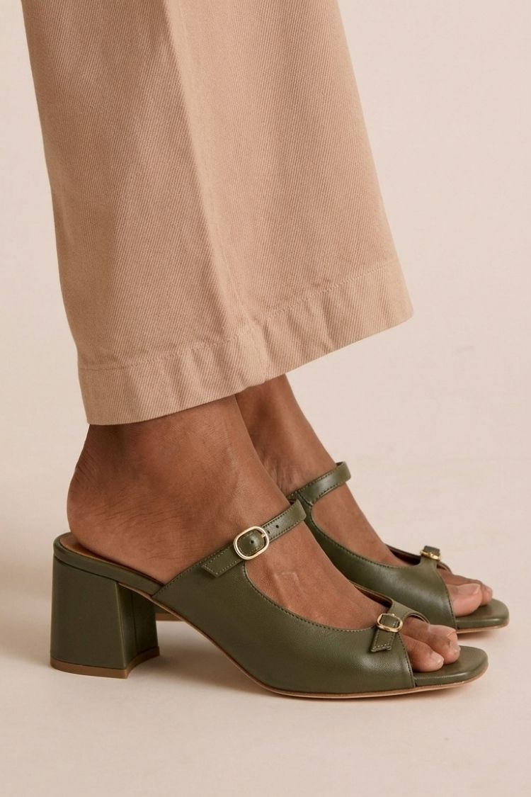Tacones gruesos con tira trasera y puntera en bloques