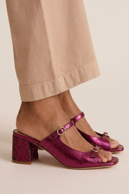Tacones gruesos con tira trasera y puntera en bloques