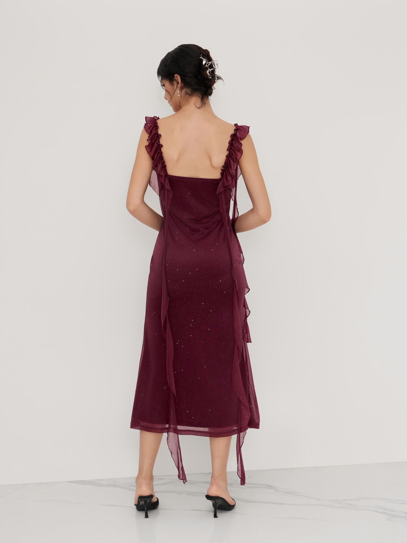 Vestido largo con cuello vuelto y volantes