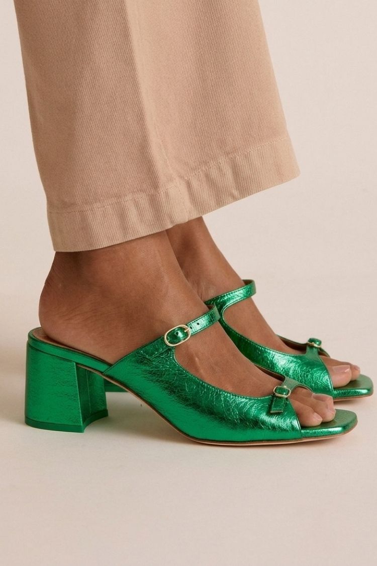 Tacones gruesos con tira trasera y puntera en bloques
