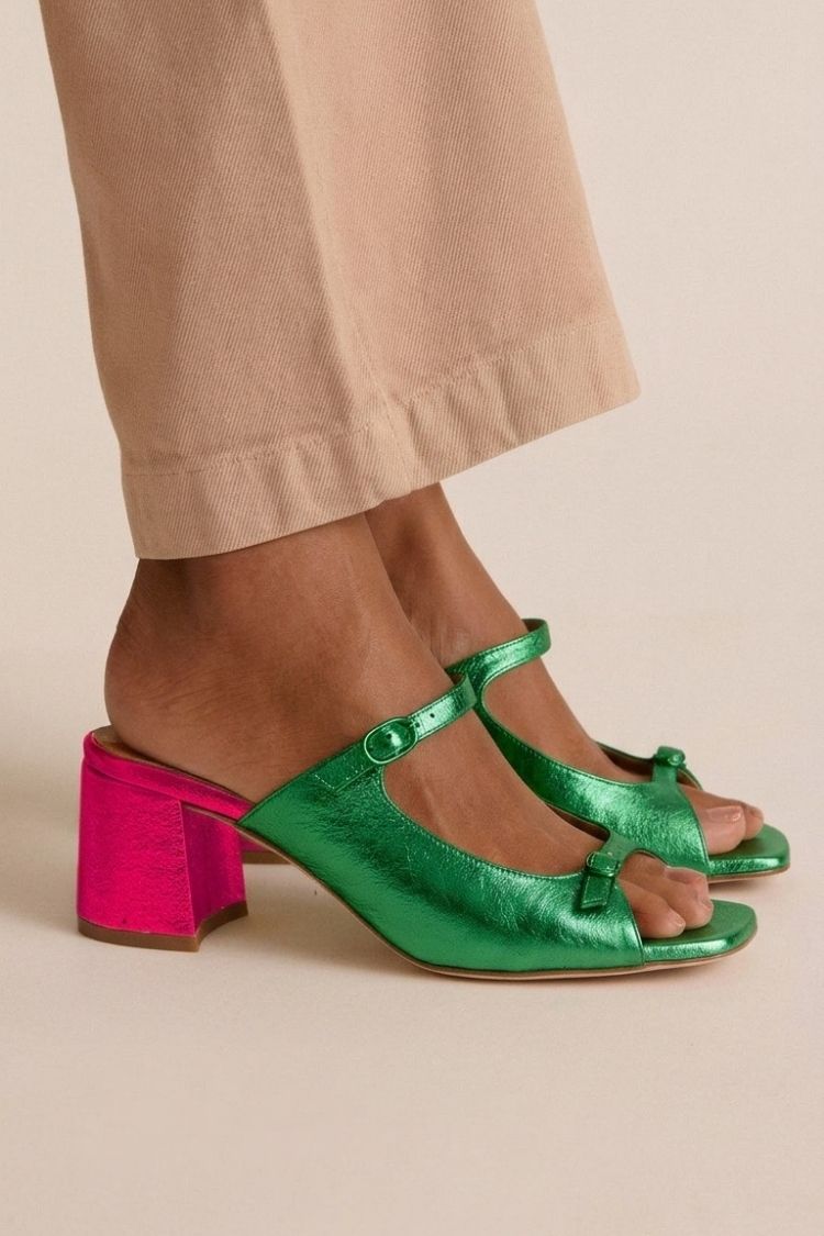 Tacones gruesos con tira trasera y puntera en bloques