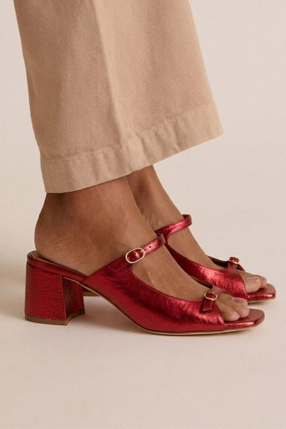 Tacones gruesos con tira trasera y puntera en bloques