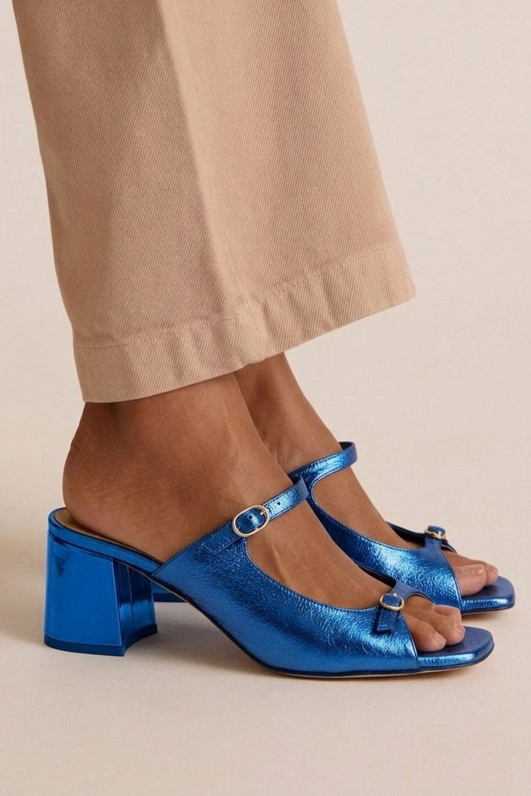 Tacones gruesos con tira trasera y puntera en bloques