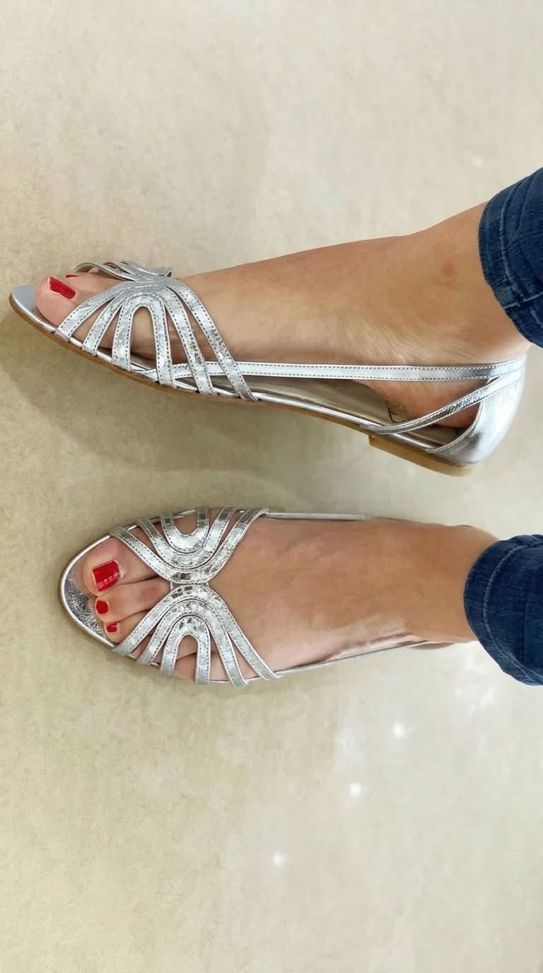 Sandalias con punta abierta y  brillo metálico