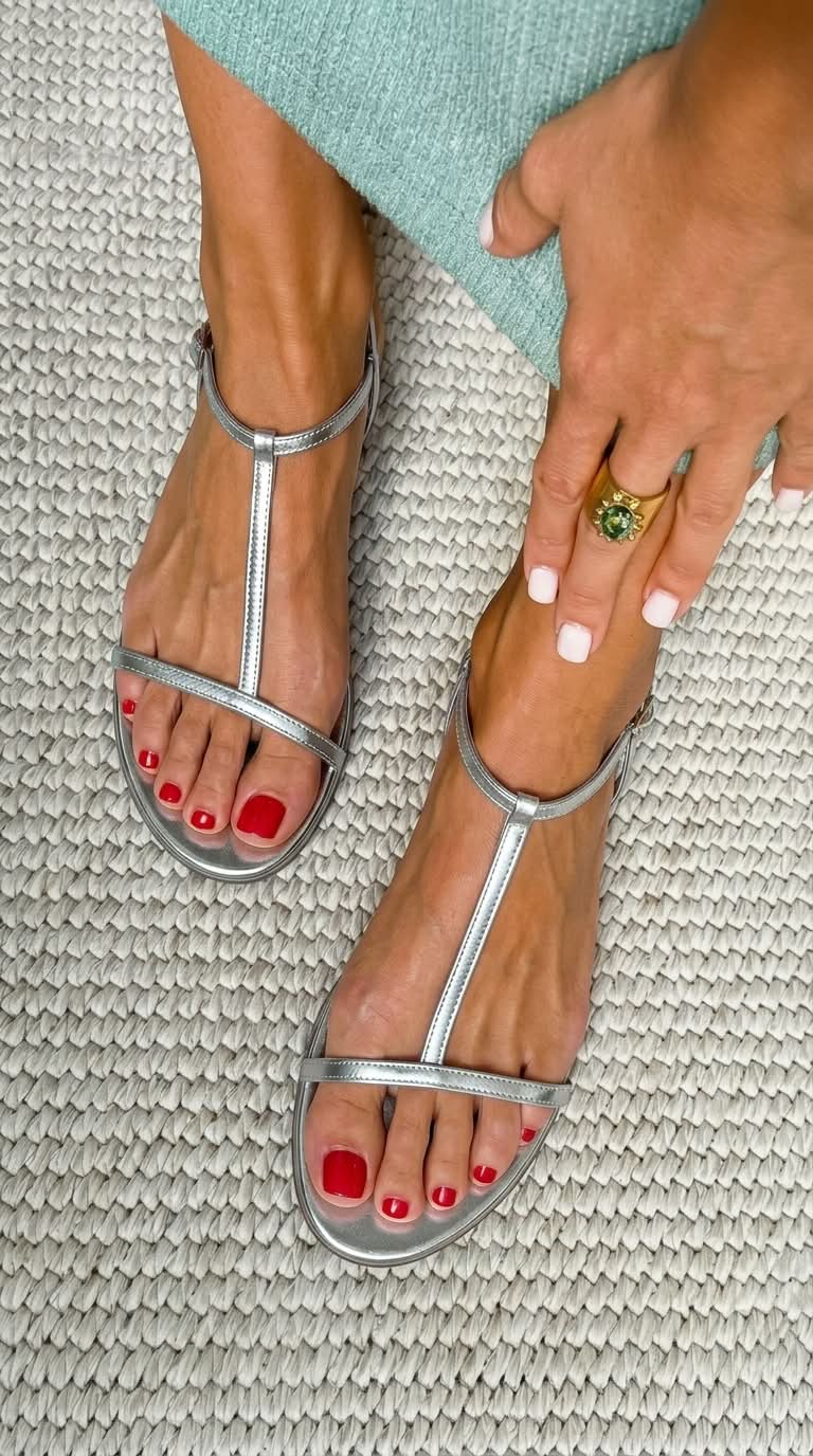 Sandalias  Planas Metálicas con Tiras en T