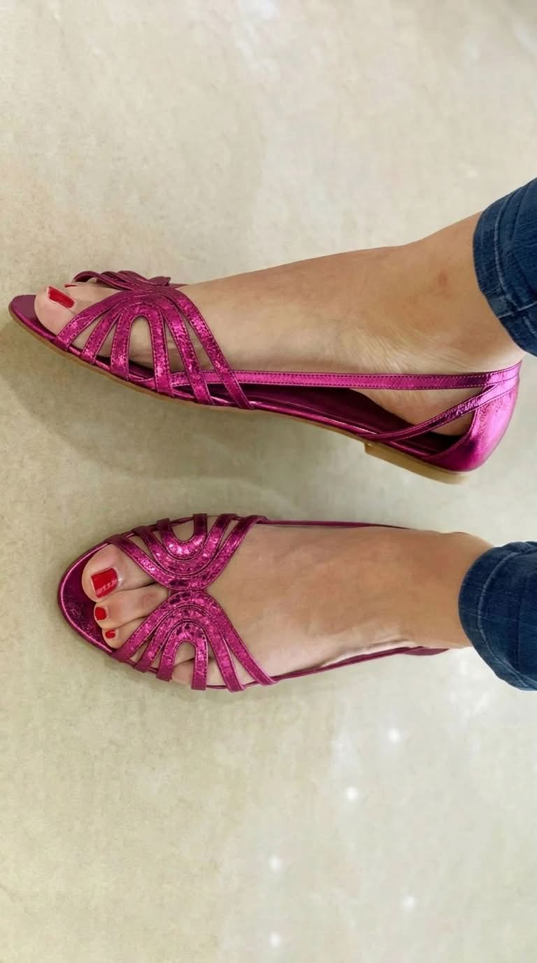 Sandalias con punta abierta y  brillo metálico