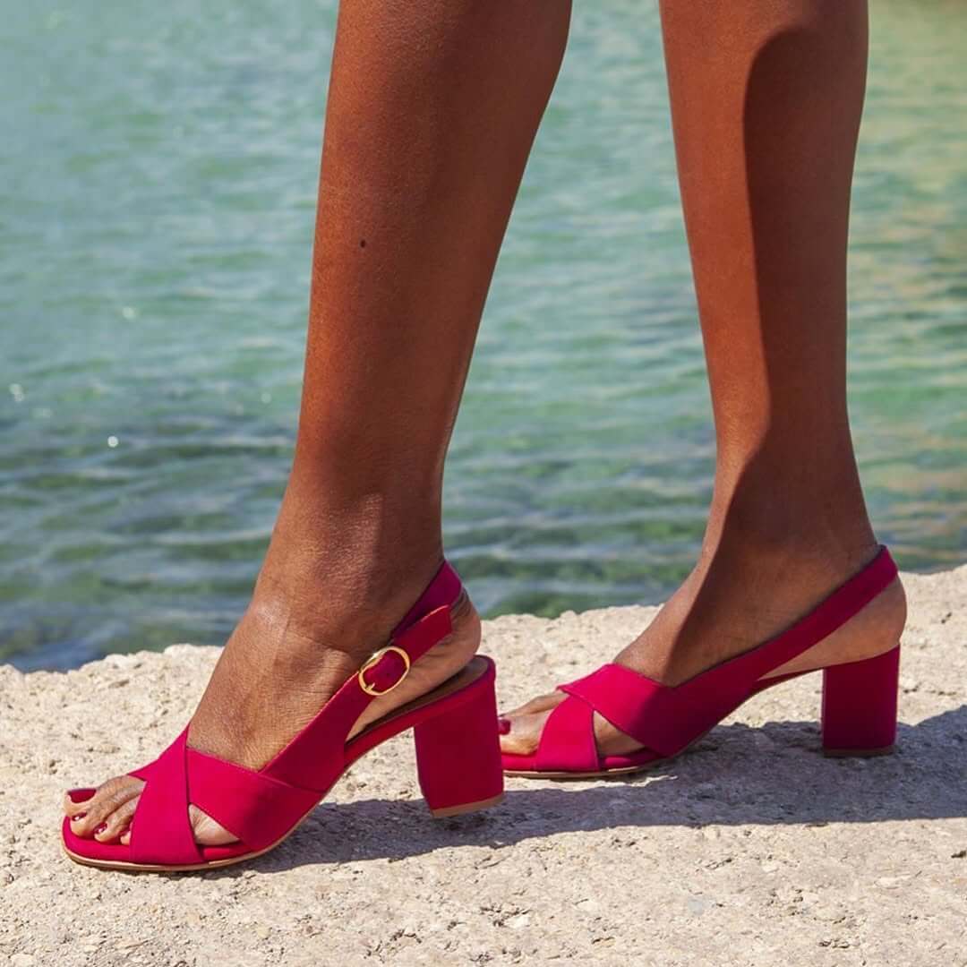 Sandalias con tacón de bloque y  tira cruzada
