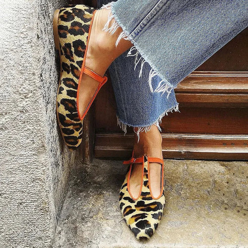 Bailarinas de leopardo con correa
