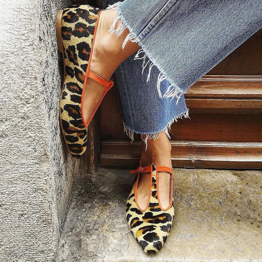 Bailarinas de leopardo con correa
